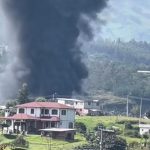 Bomberos de Quito combaten incendio de gran magnitud en recicladora